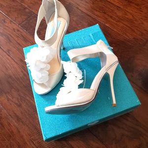 Woman Satin 3.5 inch heal.